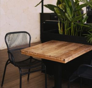 Drewniany stół kwadratowy.